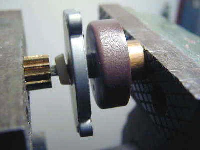 Pressing_gear_on_shaft_y.jpg (11002 bytes)